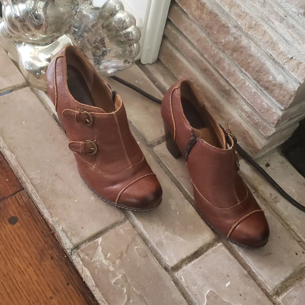 BØC Brown Leather Two Buckle Booties Size 8.5